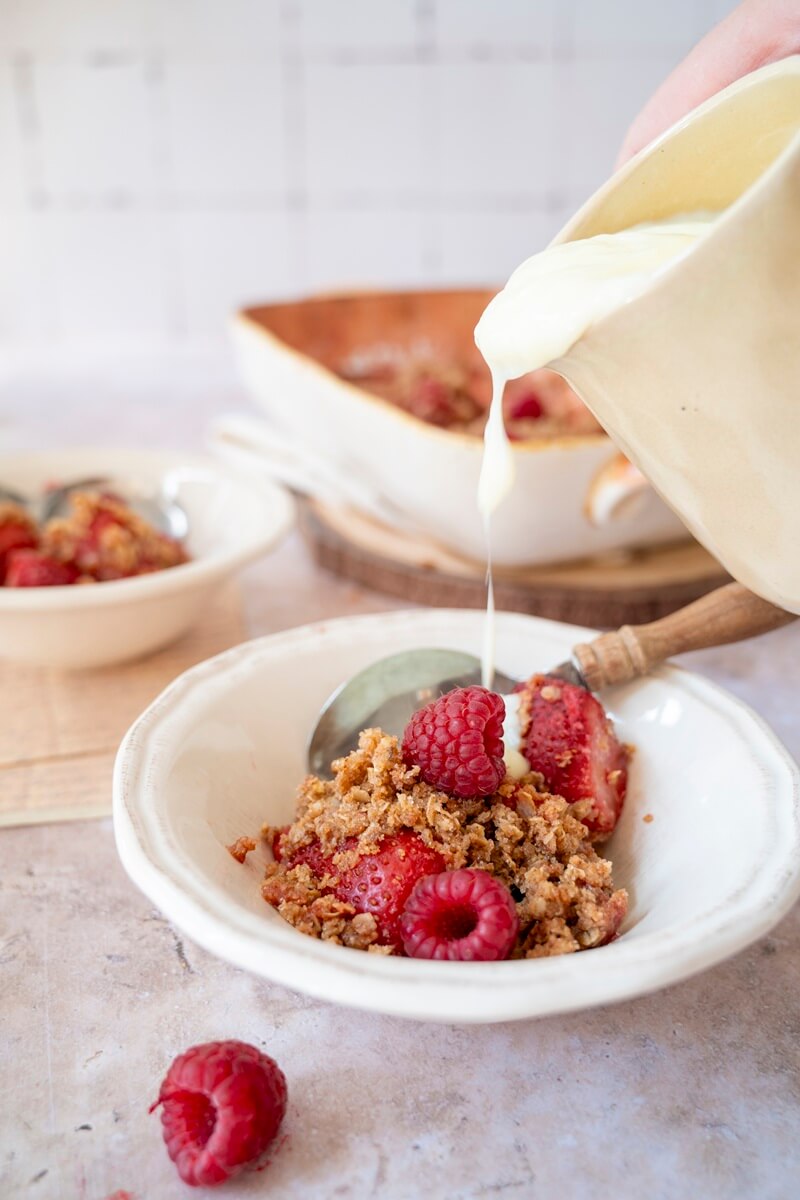 Kaurainen vadelma crumble vaniljakastikkeella